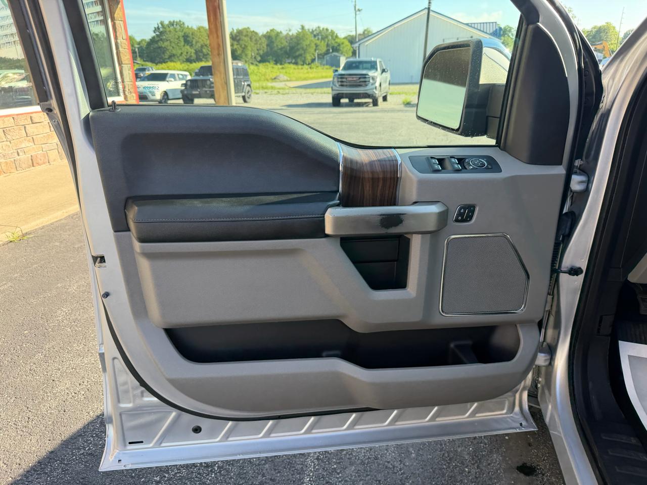 Ford F-150 4WD SuperCrew 145" Lariat 2016