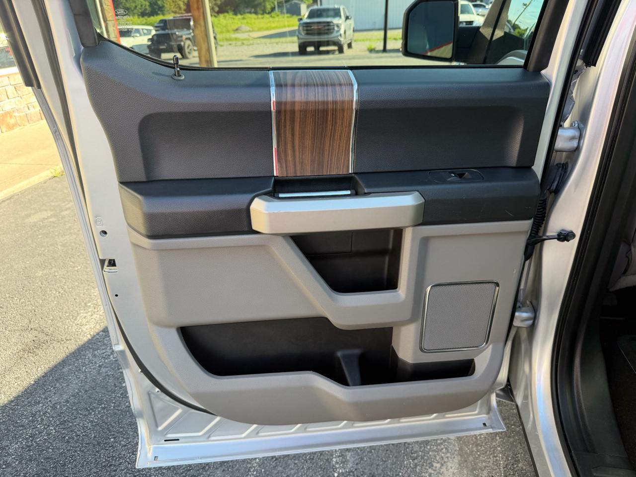 Ford F-150 4WD SuperCrew 145" Lariat 2016