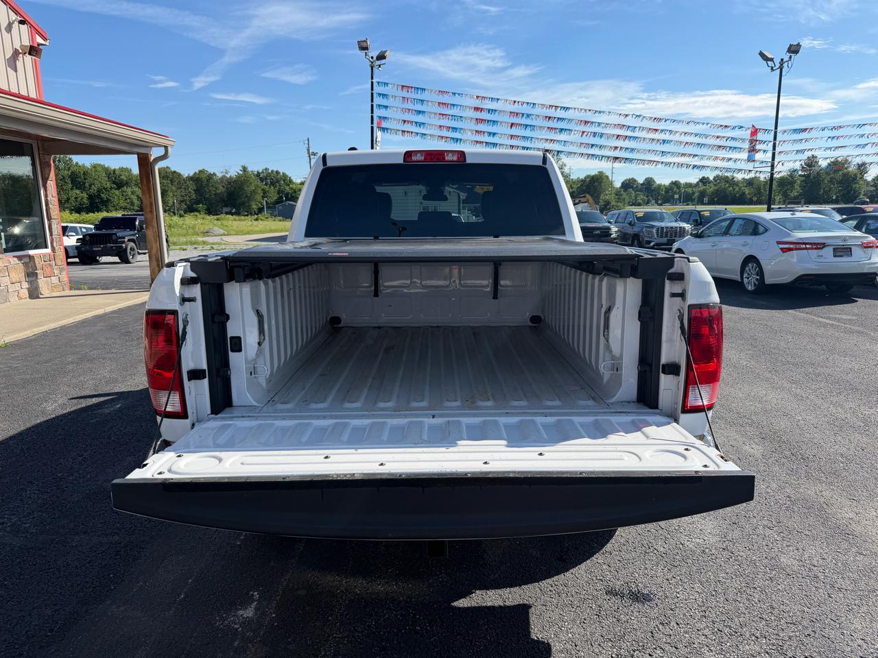 RAM 1500 Classic Tradesman 4x4 Crew Cab 5'7" Box 2022