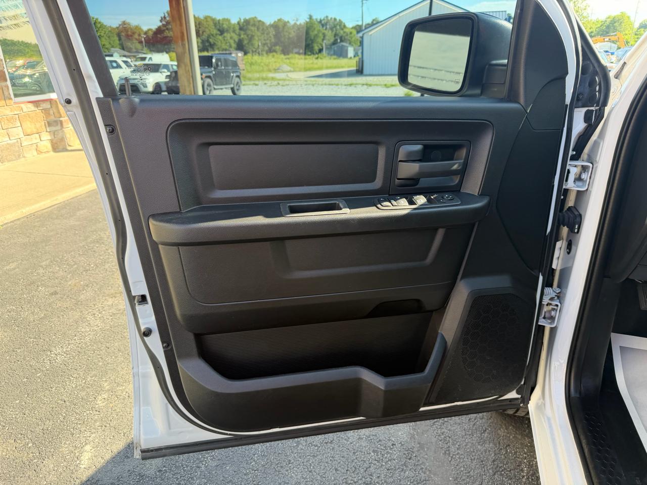 RAM 1500 Classic Tradesman 4x4 Crew Cab 5'7" Box 2022