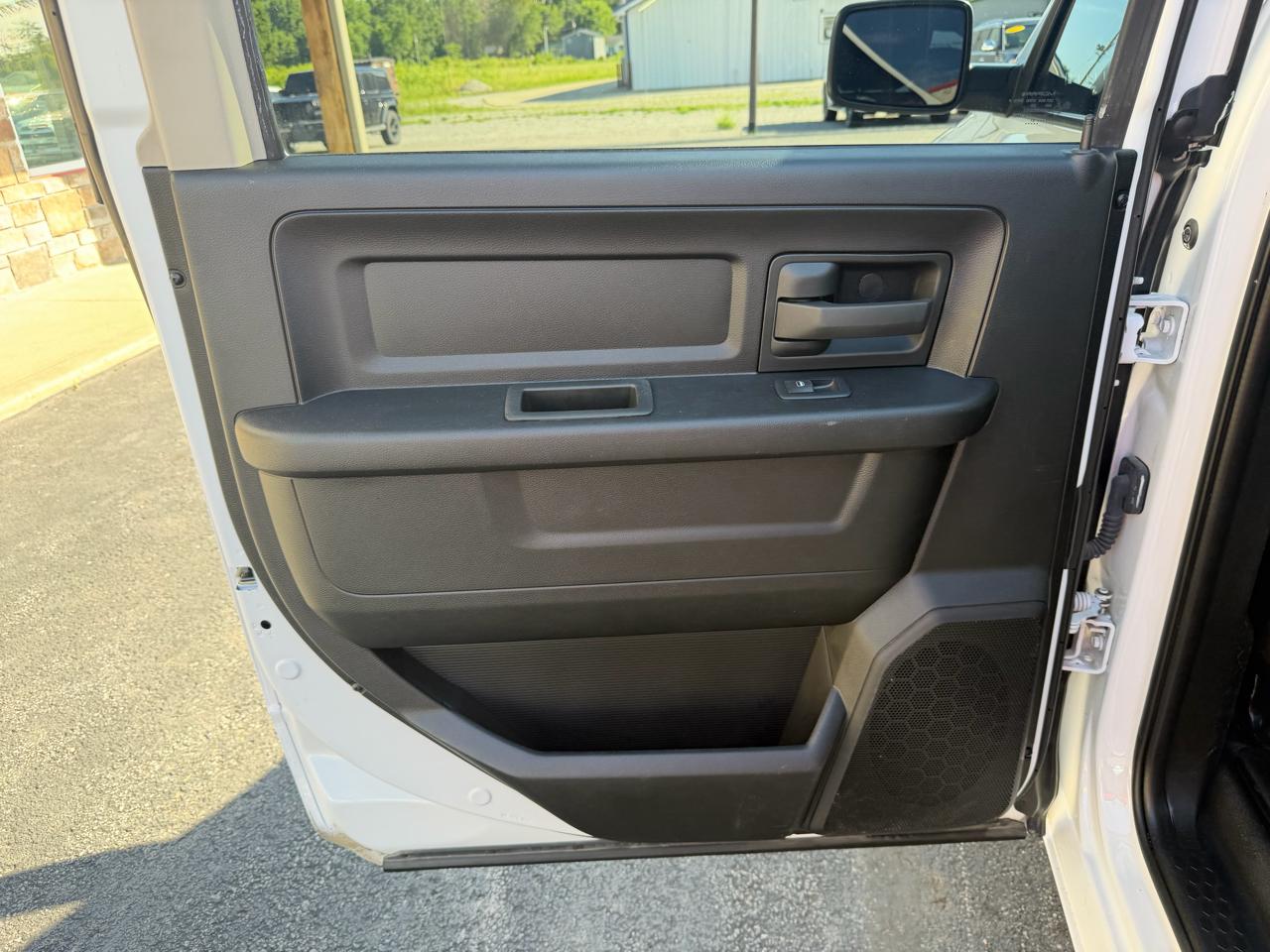 RAM 1500 Classic Tradesman 4x4 Crew Cab 5'7" Box 2022