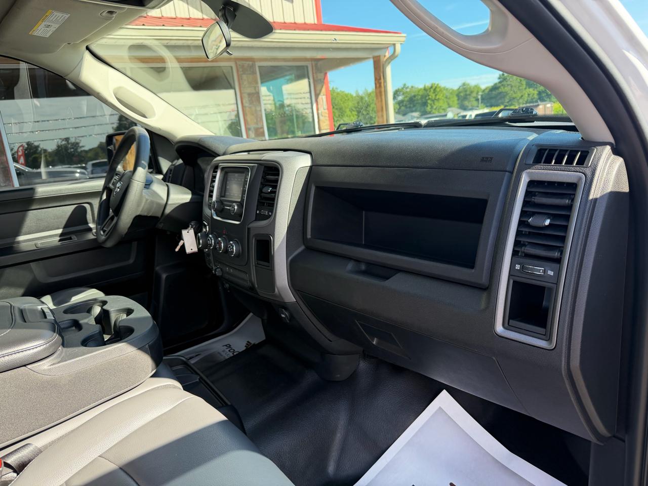 RAM 1500 Classic Tradesman 4x4 Crew Cab 5'7" Box 2022