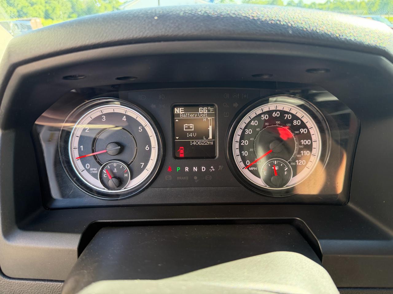 RAM 1500 Classic Tradesman 4x4 Crew Cab 5'7" Box 2022