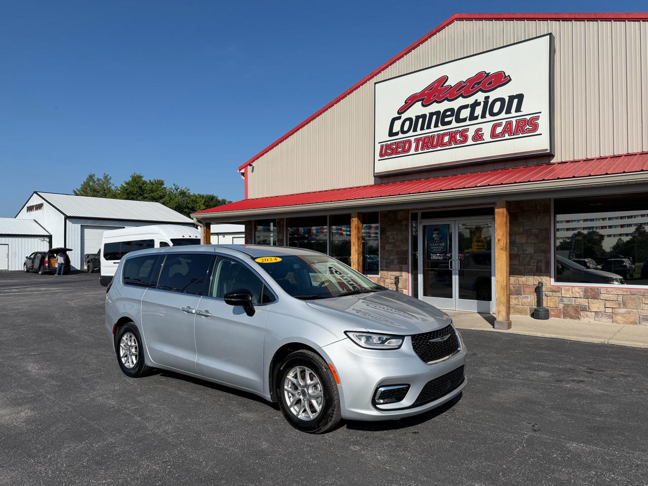 2024 Chrysler Pacifica Touring L's photo