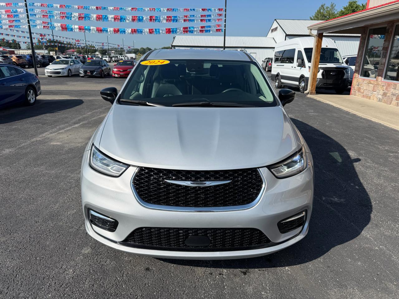 Chrysler Pacifica Touring L FWD 2024