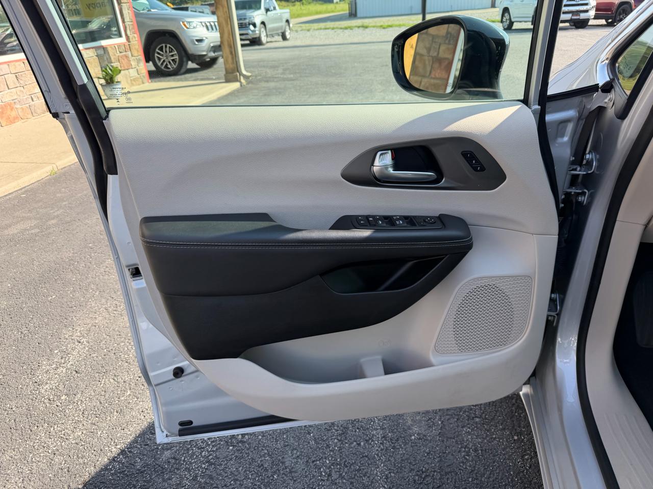 Chrysler Pacifica Touring L FWD 2024