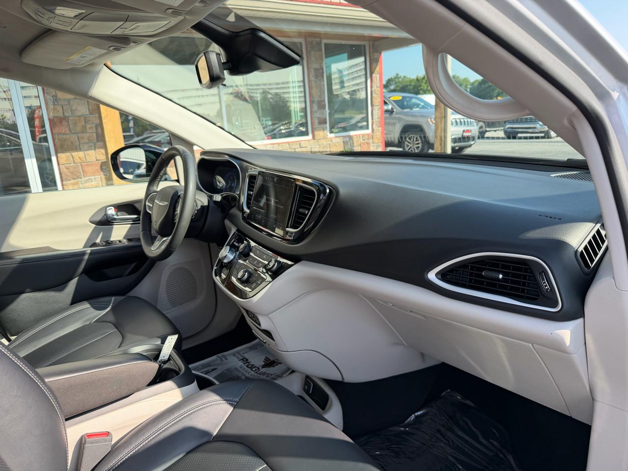 Chrysler Pacifica Touring L FWD 2024