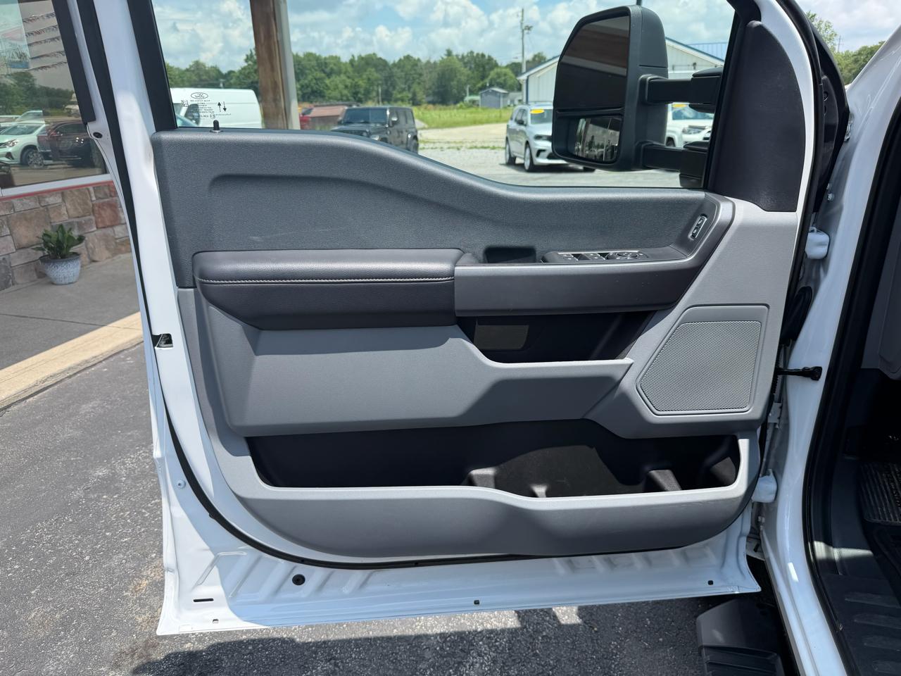 Ford Super Duty F-350 DRW 4WD Crew Cab 172" XLT 2025