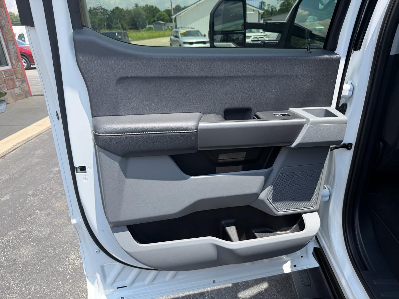 Ford Super Duty F-350 DRW 4WD Crew Cab 172" XLT 2025