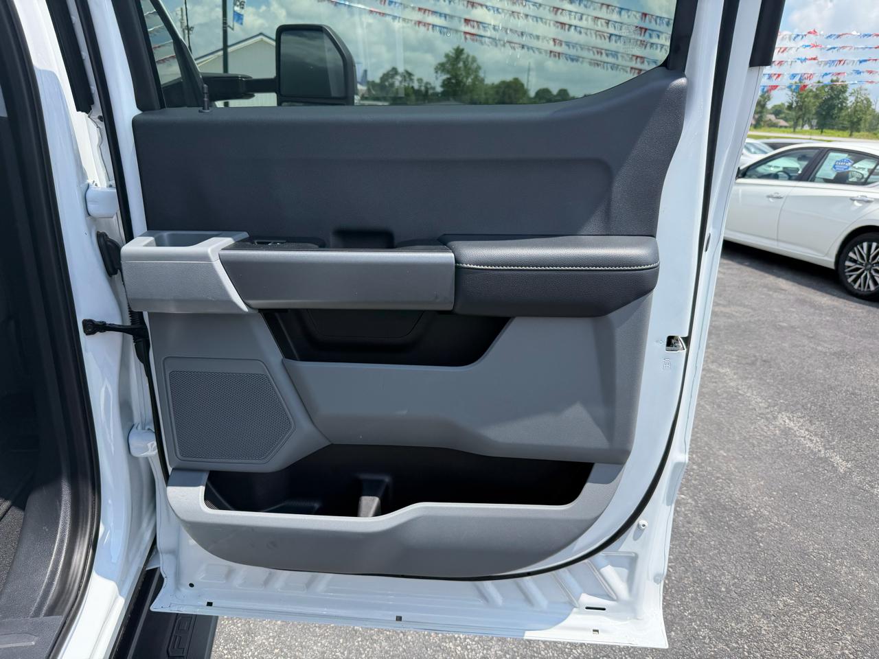 Ford Super Duty F-350 DRW 4WD Crew Cab 172" XLT 2025