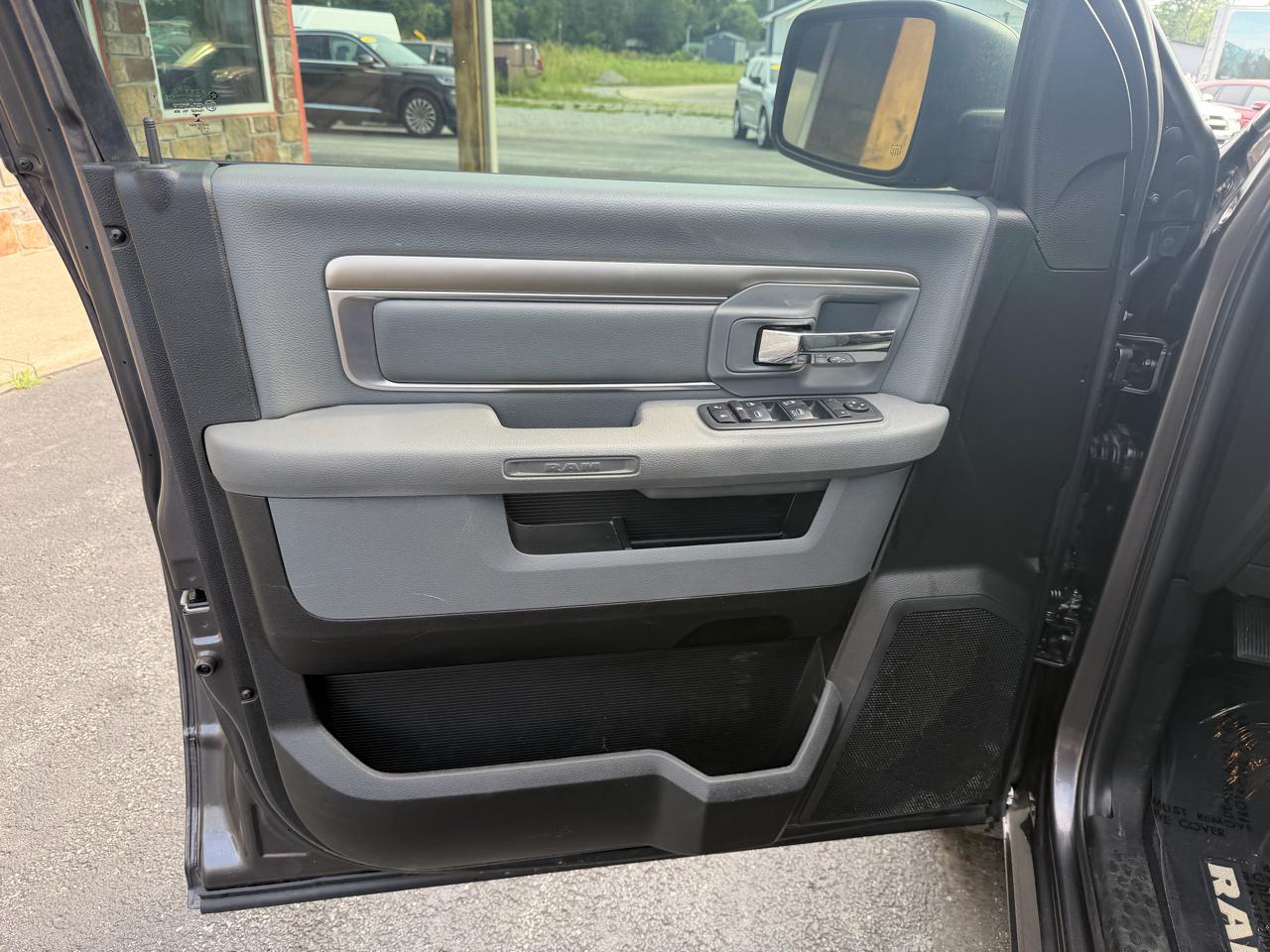 RAM 1500 Classic SLT 4x4 Crew Cab 6'4" Box 2019