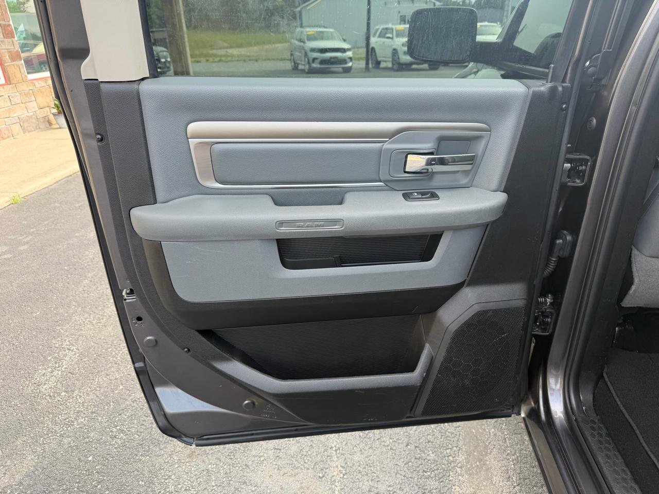 RAM 1500 Classic SLT 4x4 Crew Cab 6'4" Box 2019