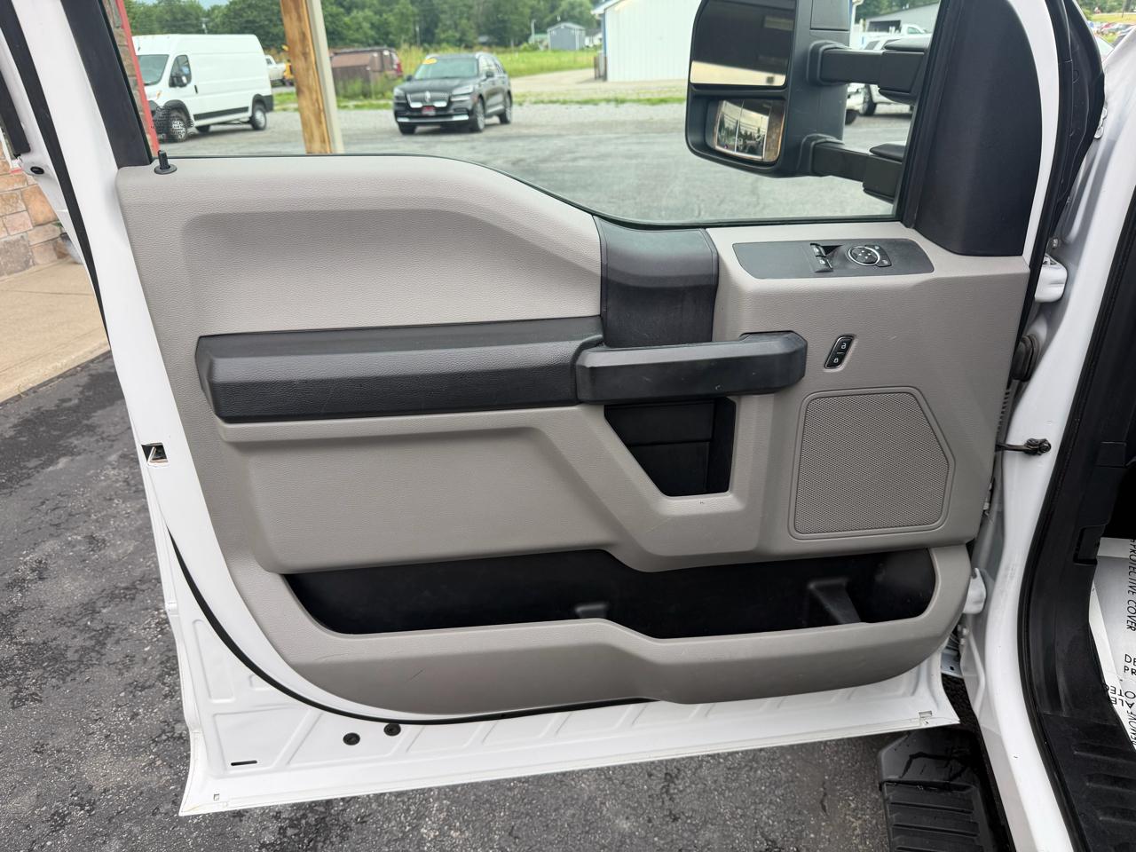 Ford Super Duty F-550 DRW 4WD Reg Cab 141" WB 60" CA XL 2019