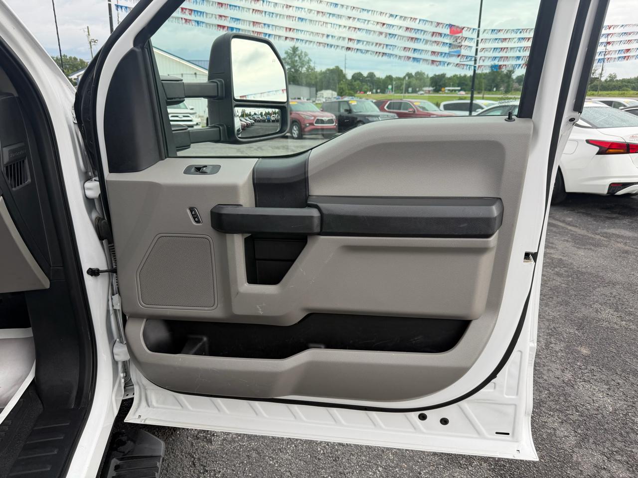 Ford Super Duty F-550 DRW 4WD Reg Cab 141" WB 60" CA XL 2019