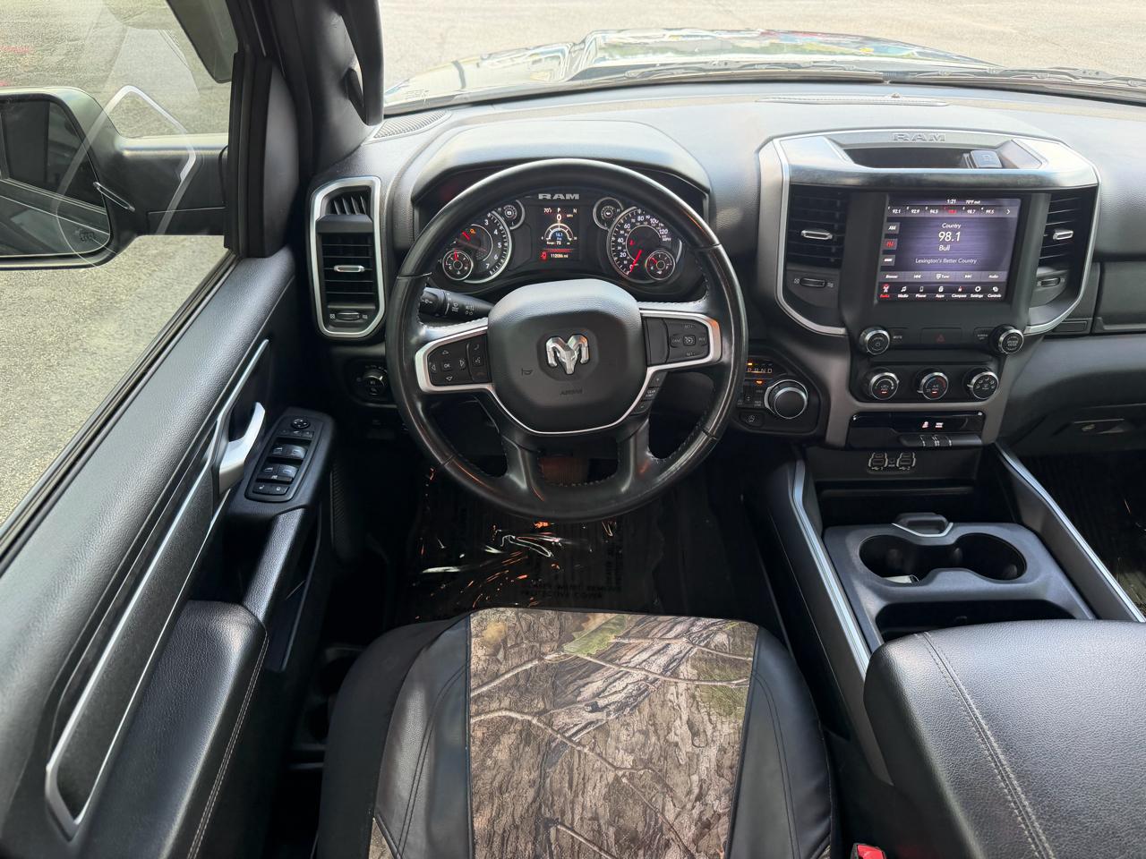 RAM 1500 Big Horn 4x4 Crew Cab 5'7" Box 2020
