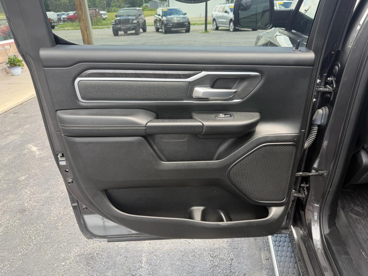 RAM 1500 Big Horn 4x4 Crew Cab 5'7" Box 2020