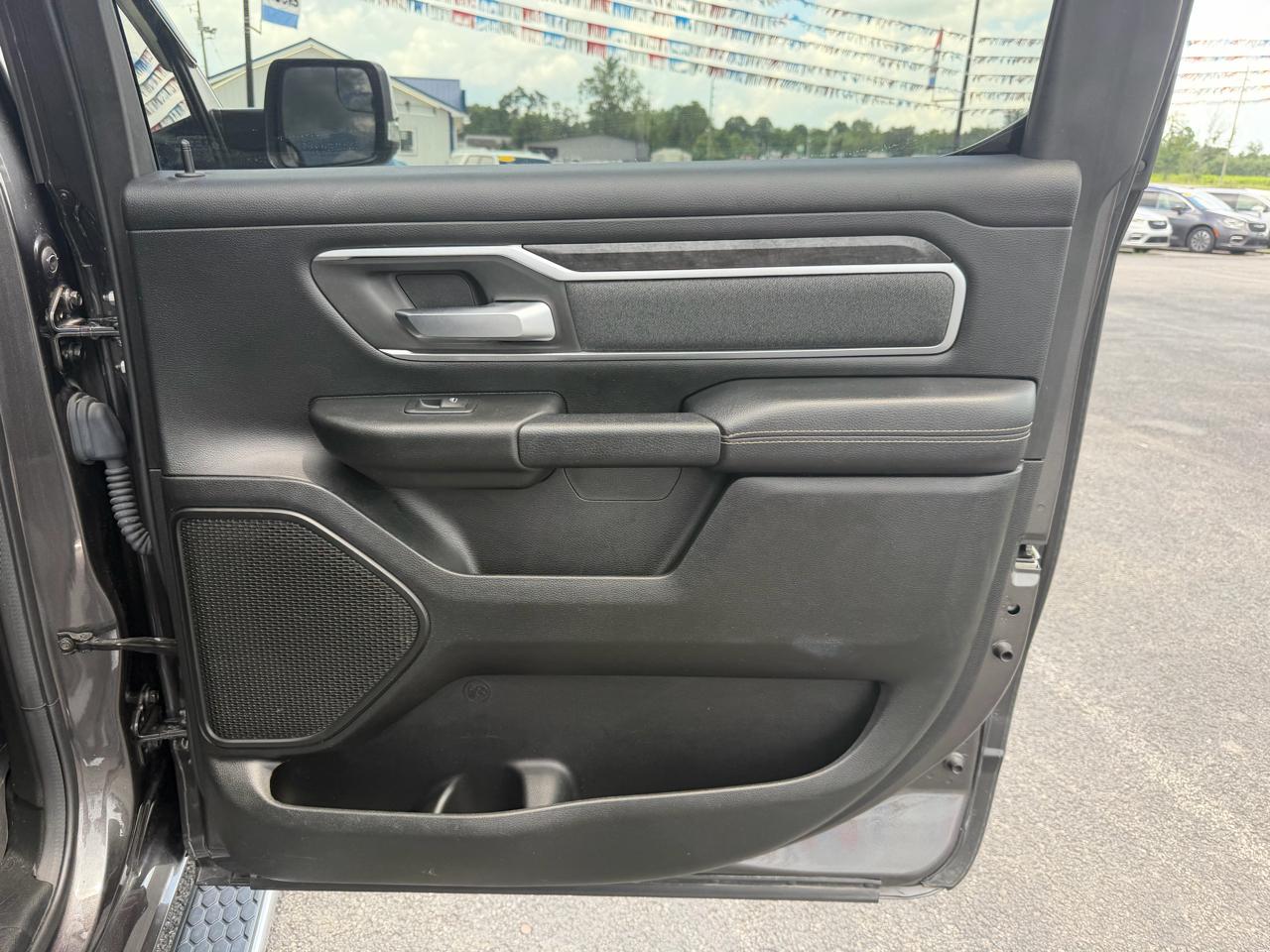 RAM 1500 Big Horn 4x4 Crew Cab 5'7" Box 2020