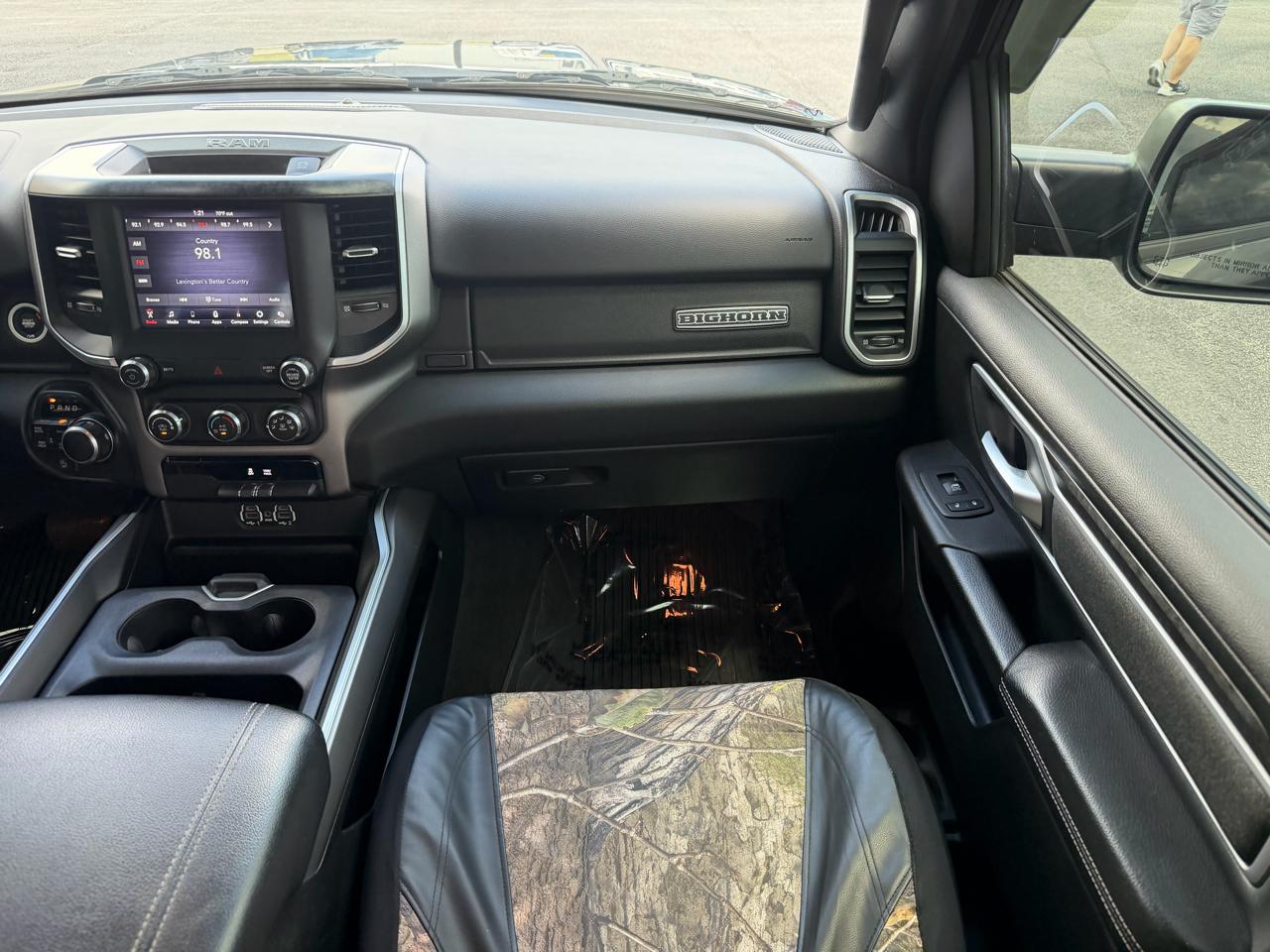 RAM 1500 Big Horn 4x4 Crew Cab 5'7" Box 2020