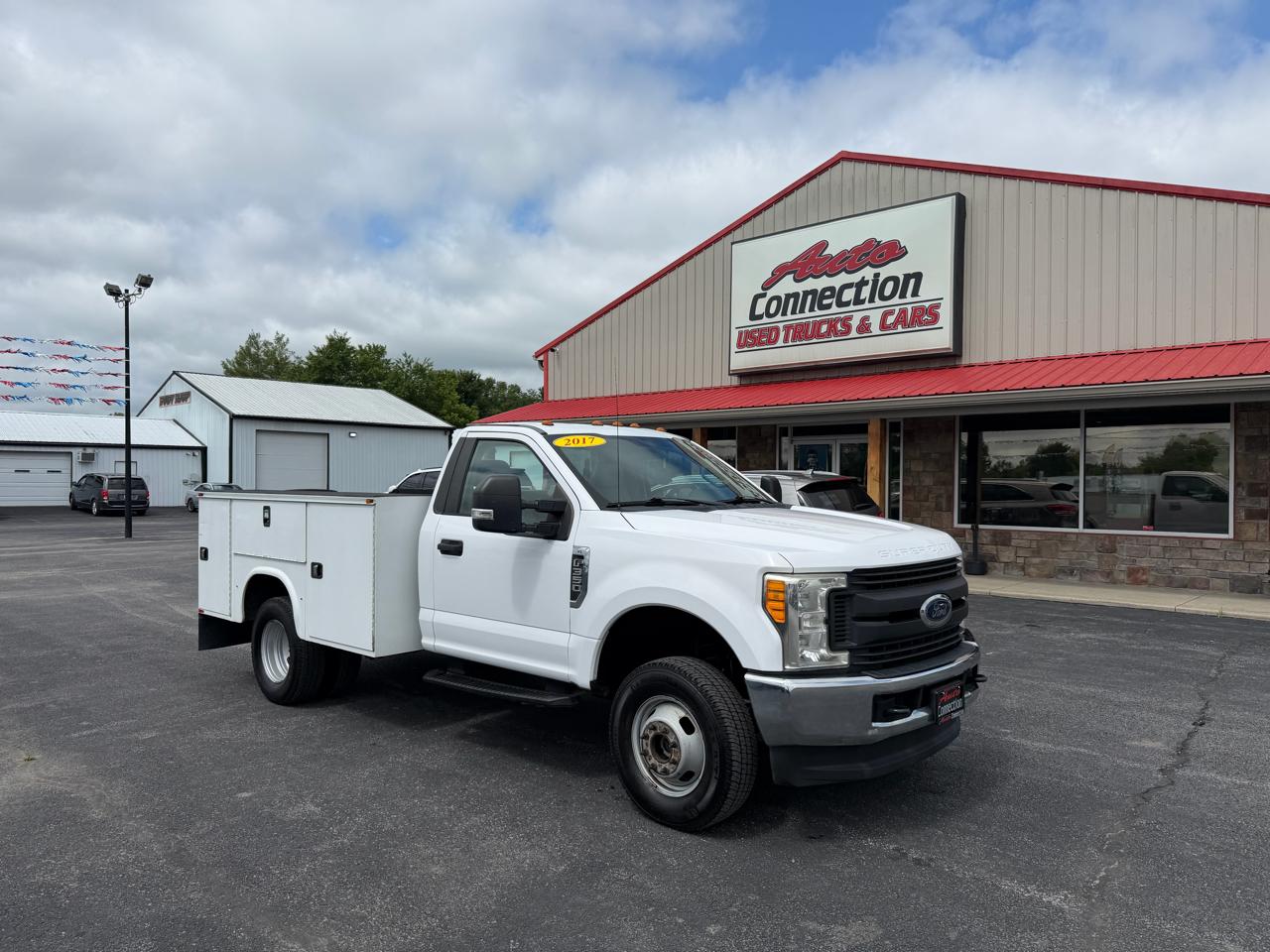 Ford Super Duty F-350 DRW XLT 4WD Reg Cab 145" WB 60" CA 2017