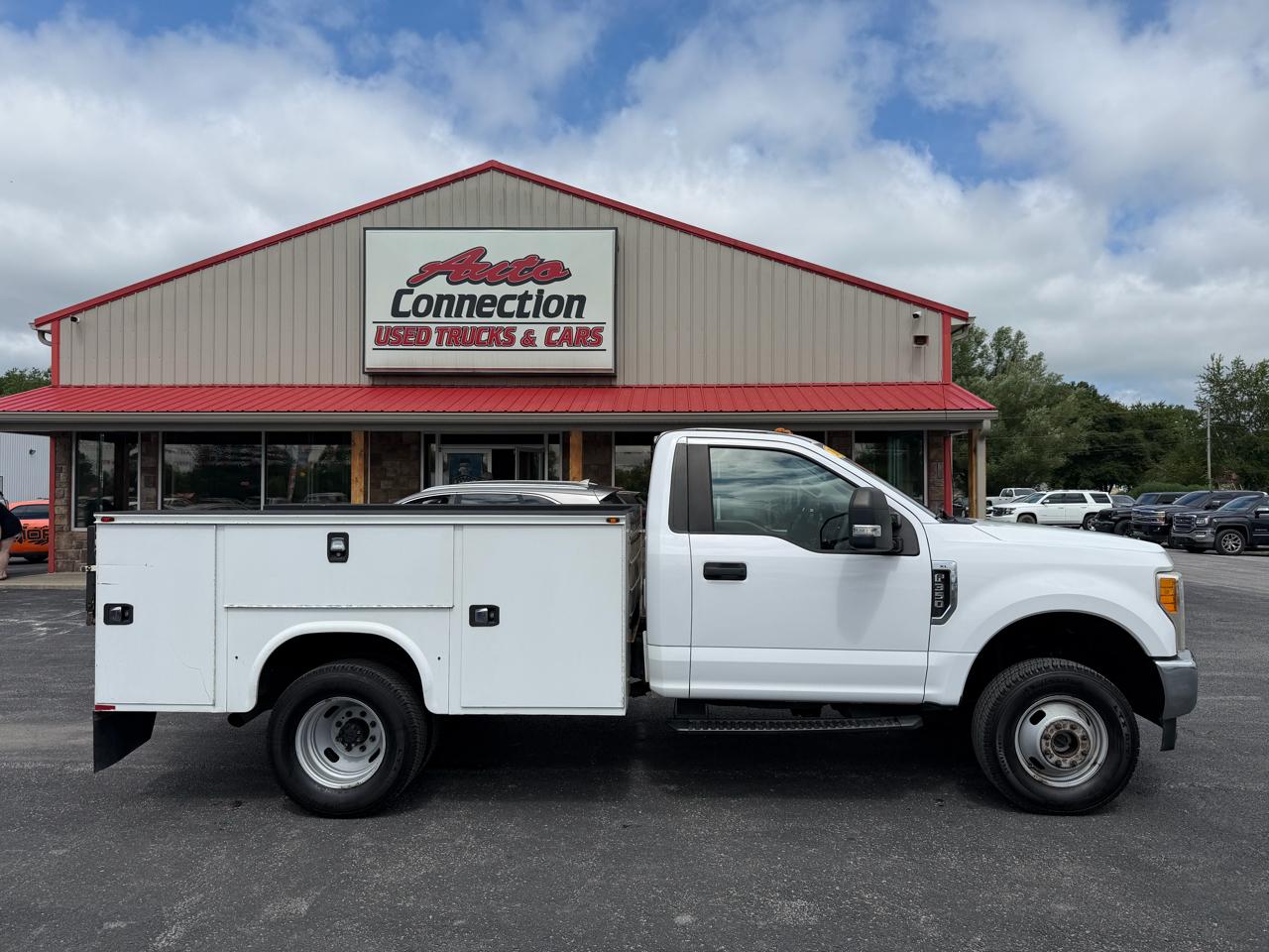 Ford Super Duty F-350 DRW XLT 4WD Reg Cab 145" WB 60" CA 2017