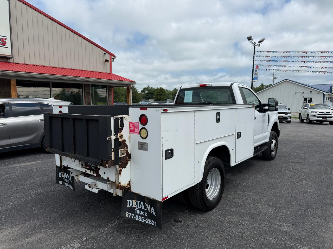 Ford Super Duty F-350 DRW XLT 4WD Reg Cab 145" WB 60" CA 2017