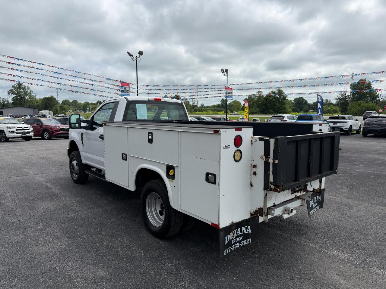 Ford Super Duty F-350 DRW XLT 4WD Reg Cab 145" WB 60" CA 2017