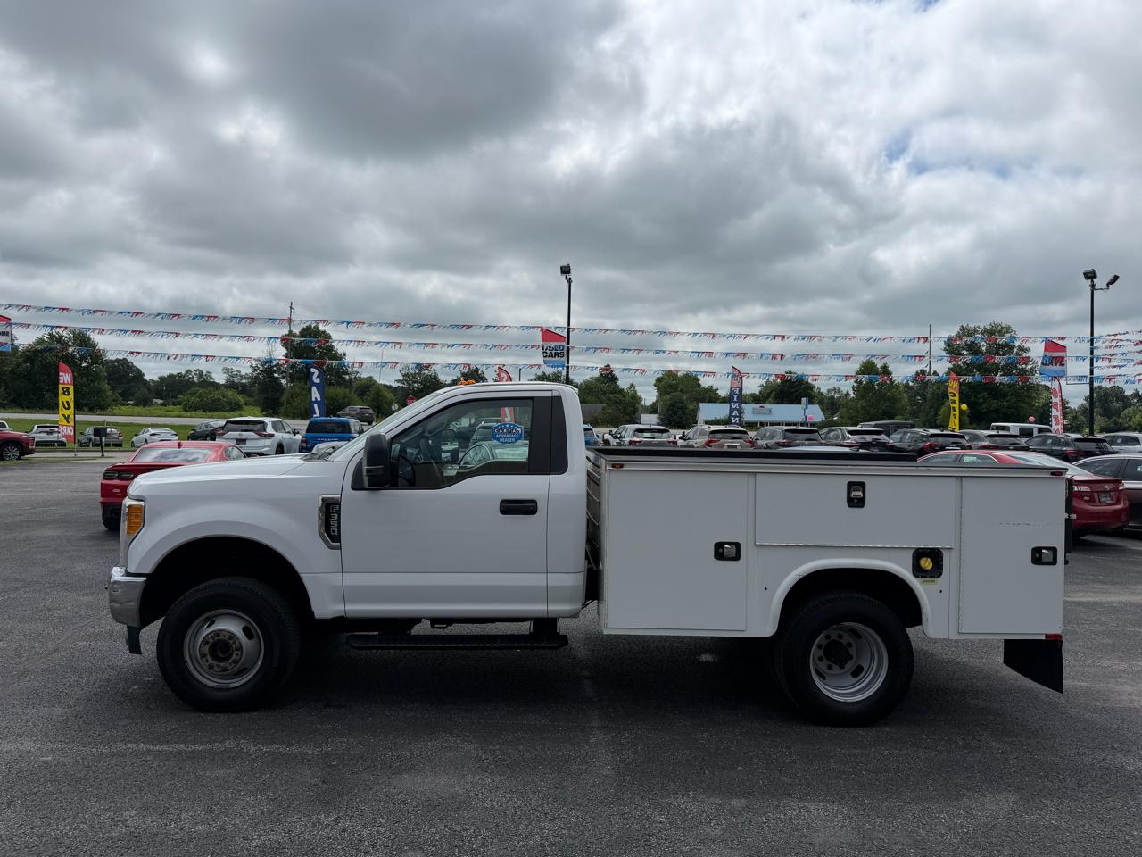 Ford Super Duty F-350 DRW XLT 4WD Reg Cab 145" WB 60" CA 2017