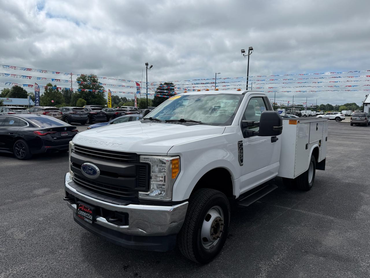 Ford Super Duty F-350 DRW XLT 4WD Reg Cab 145" WB 60" CA 2017