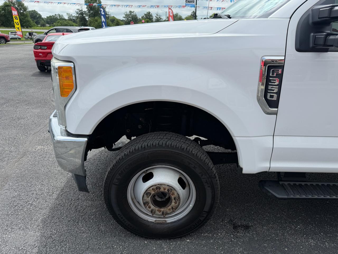 Ford Super Duty F-350 DRW XLT 4WD Reg Cab 145" WB 60" CA 2017