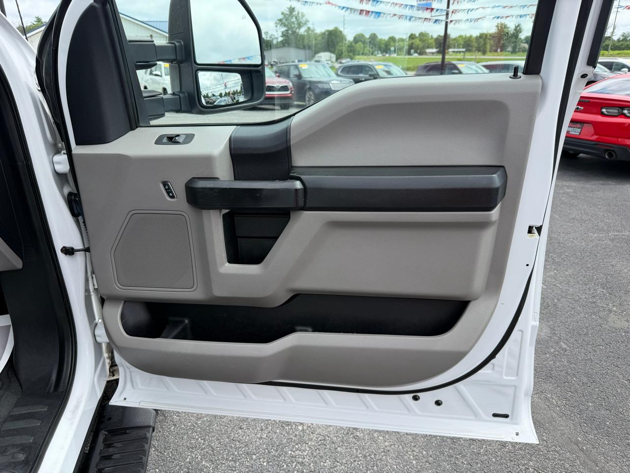 Ford Super Duty F-350 DRW XLT 4WD Reg Cab 145" WB 60" CA 2017