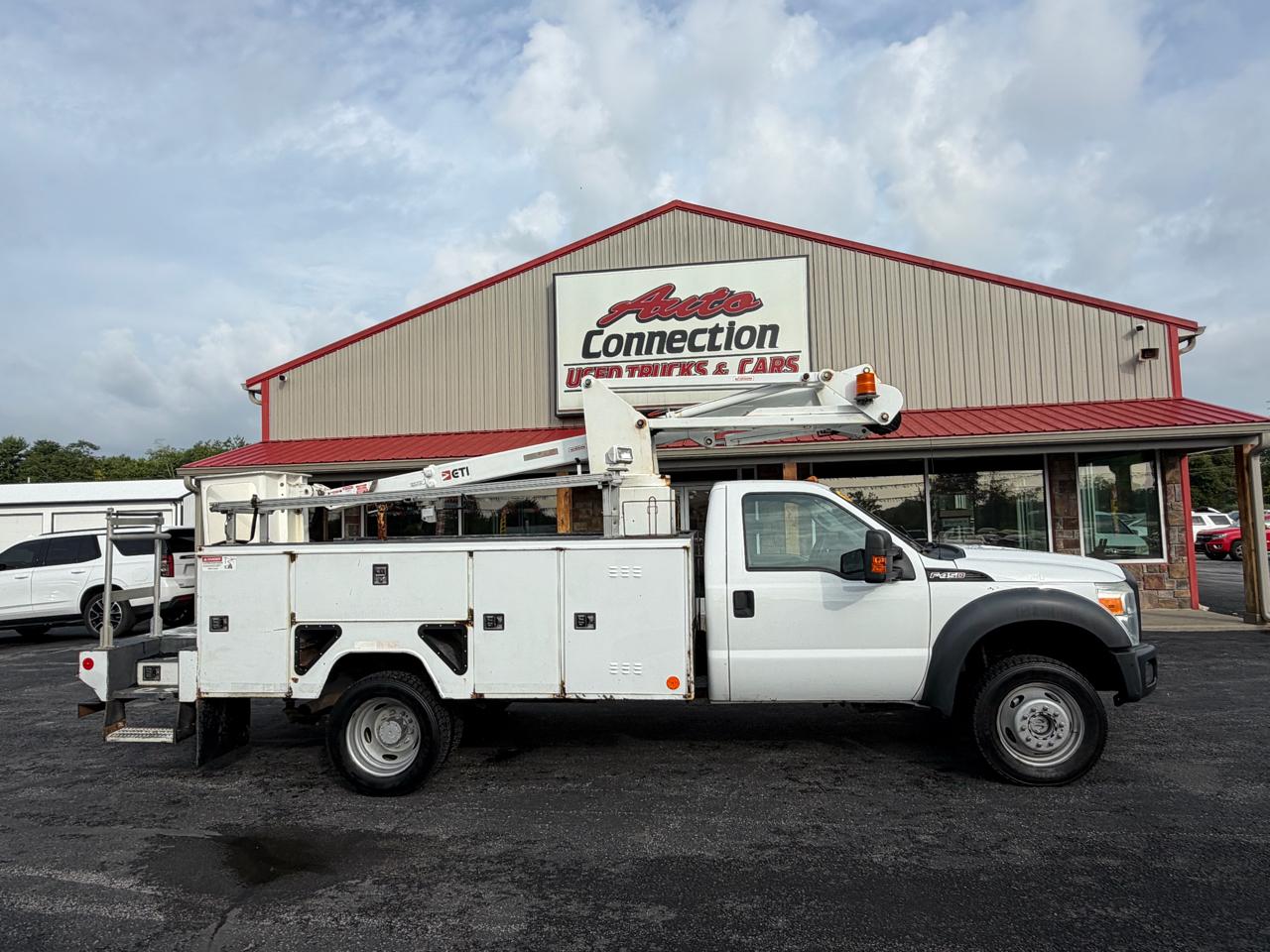 Ford Super Duty F-450 DRW 4WD Reg Cab 141" WB 60" CA XL 2015