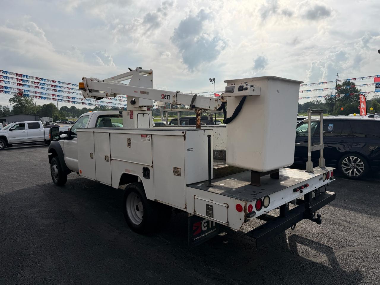 Ford Super Duty F-450 DRW 4WD Reg Cab 141" WB 60" CA XL 2015