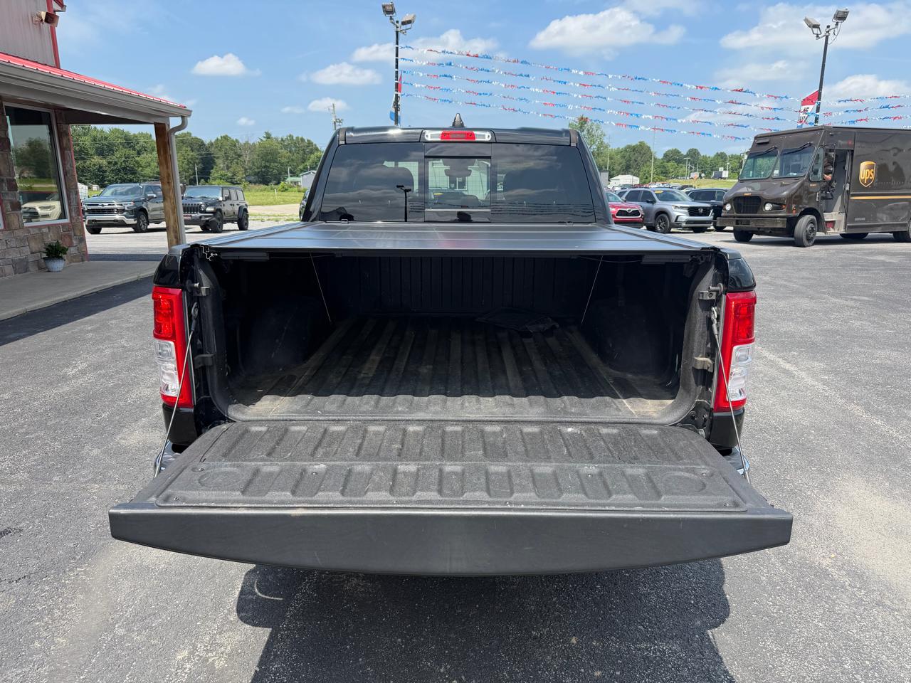 RAM 1500 Big Horn 4x4 Crew Cab 5'7" Box 2020