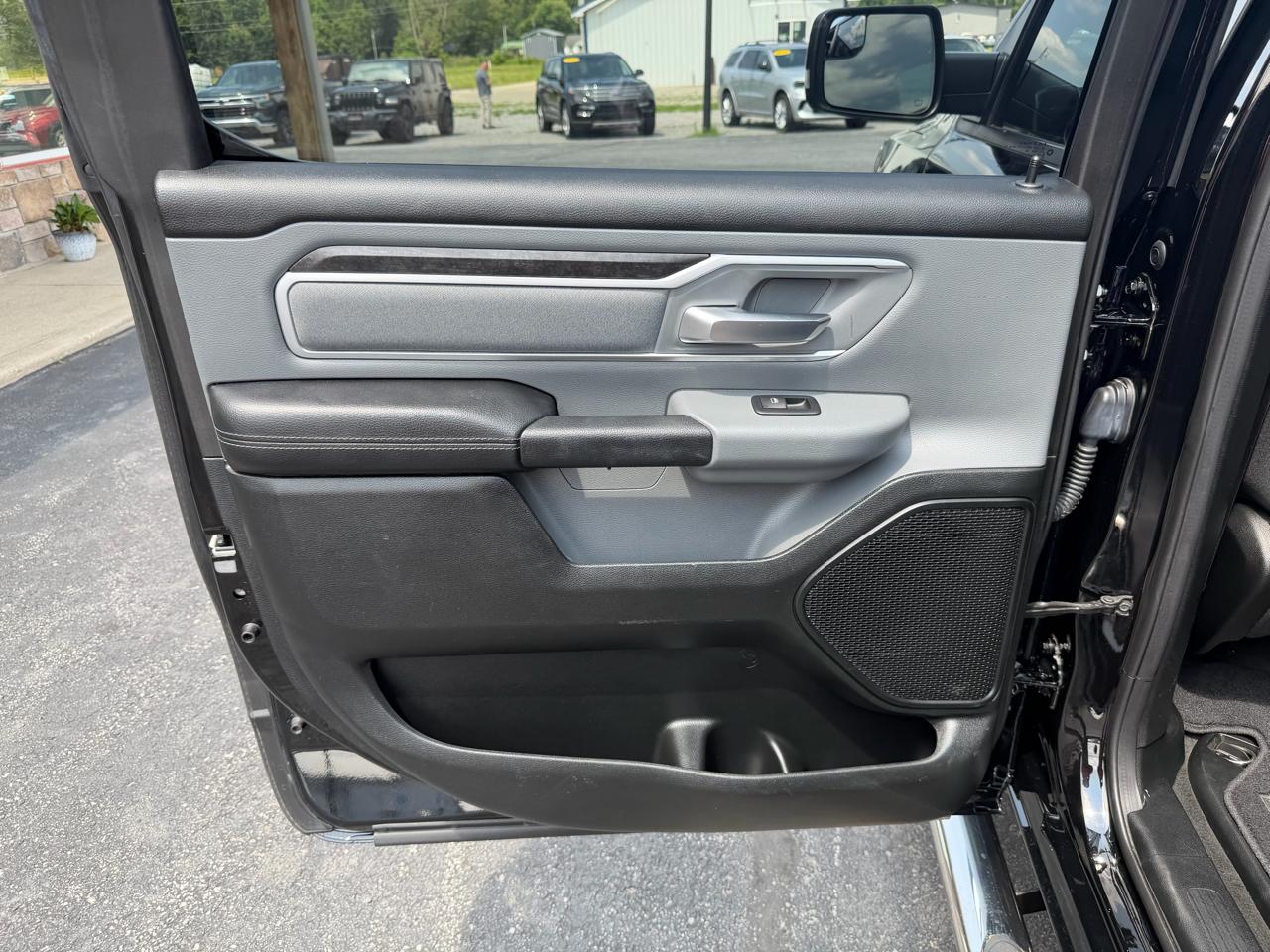 RAM 1500 Big Horn 4x4 Crew Cab 5'7" Box 2020