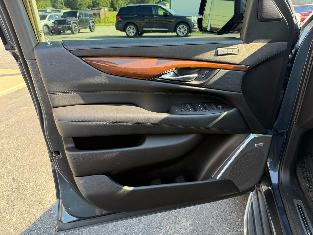 Cadillac Escalade ESV 2WD 4dr Luxury 2019