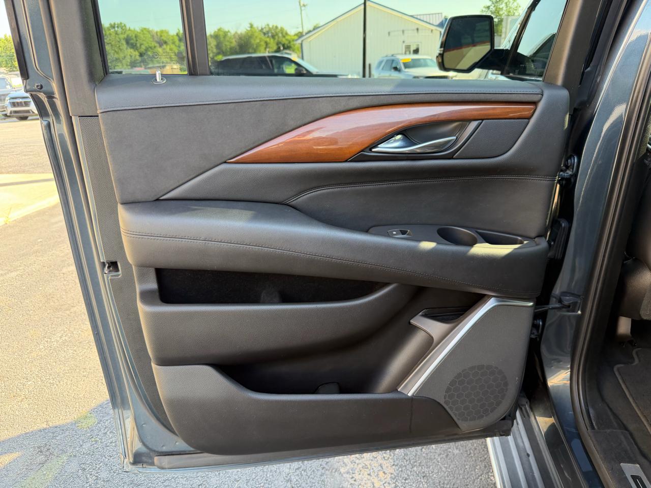 Cadillac Escalade ESV 2WD 4dr Luxury 2019