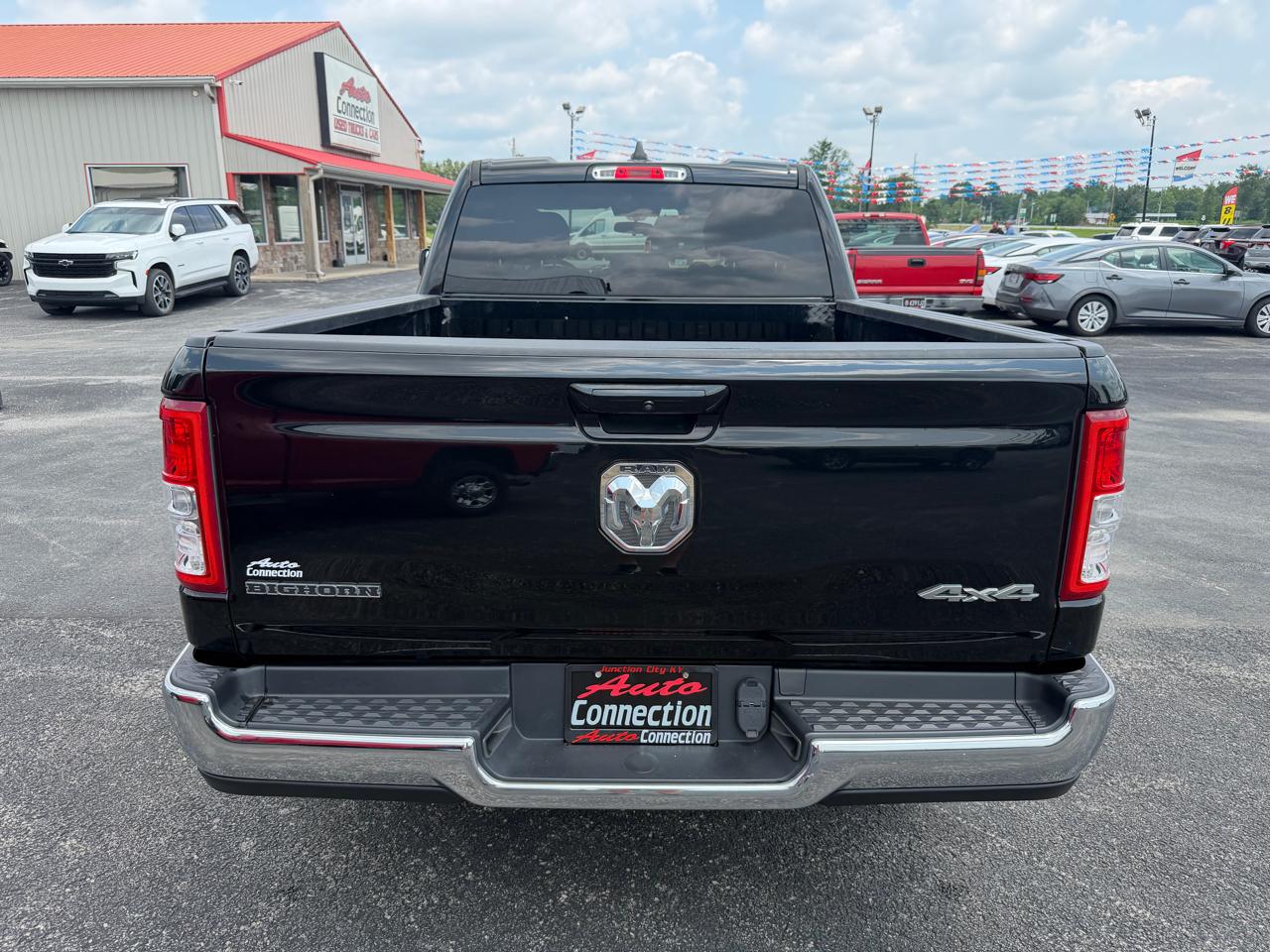RAM 1500 Big Horn 4x4 Quad Cab 6'4" Box 2021