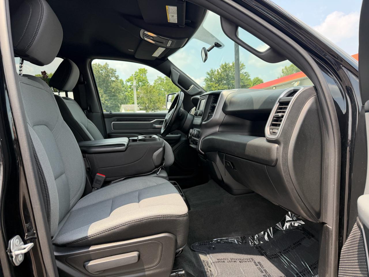 RAM 1500 Big Horn 4x4 Quad Cab 6'4" Box 2021