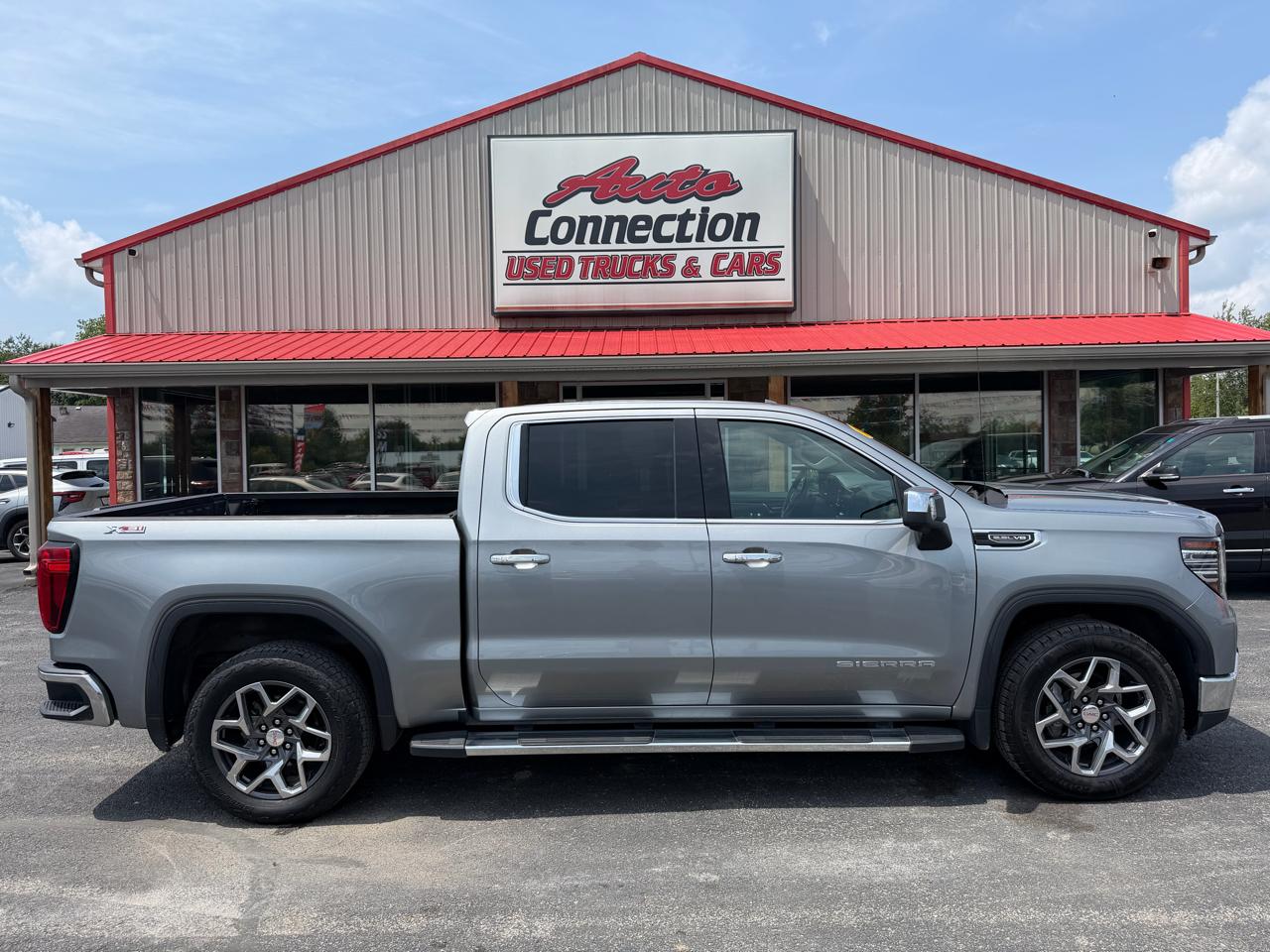 GMC Sierra 1500 4WD Crew Cab 147" SLT 2023