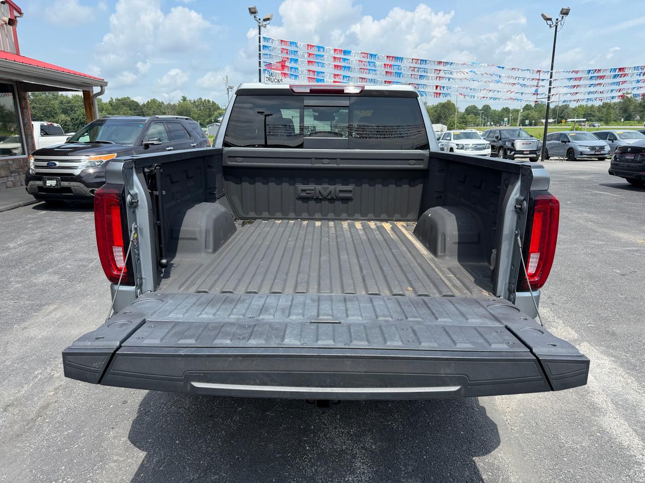 GMC Sierra 1500 4WD Crew Cab 147" SLT 2023