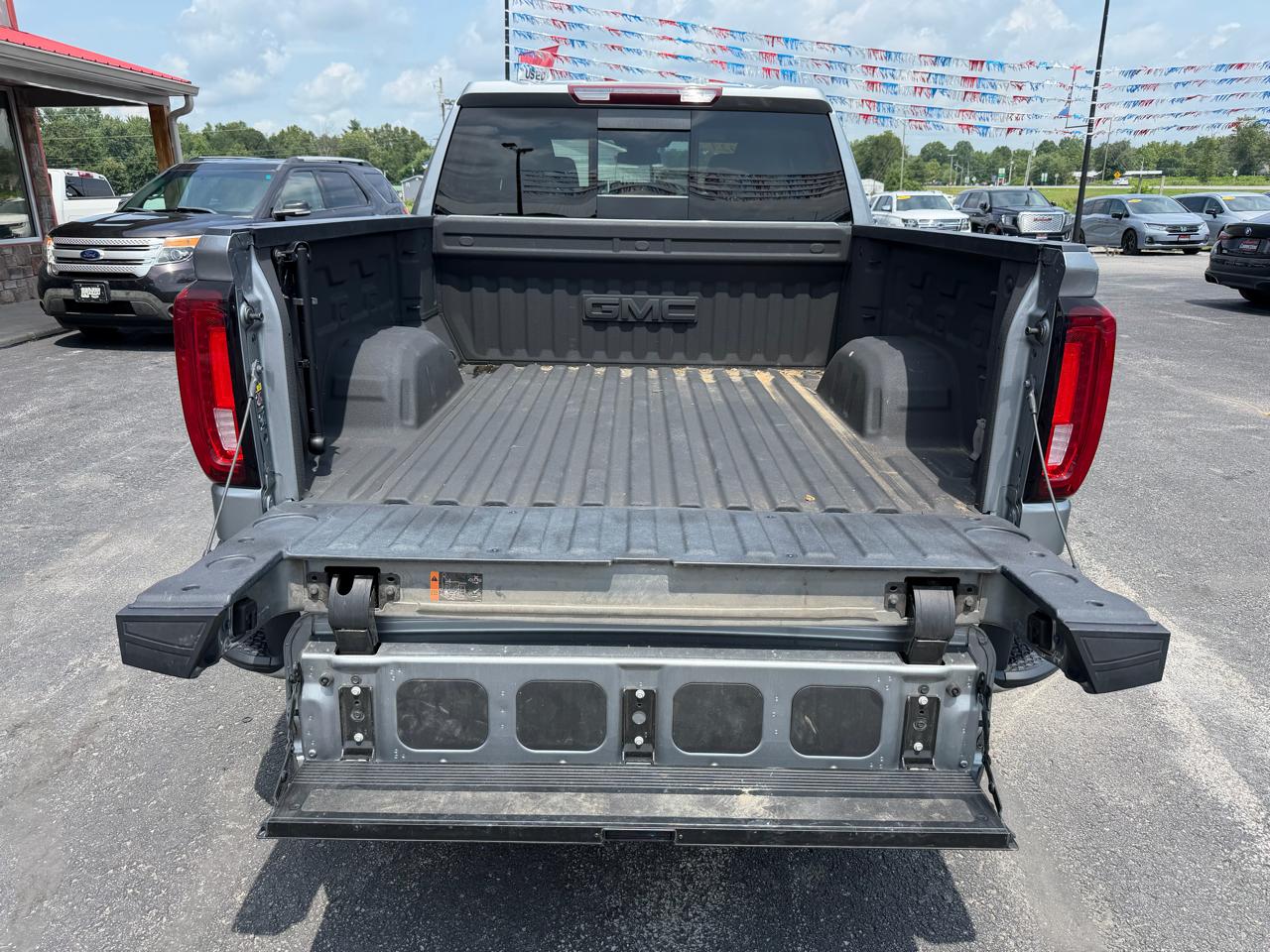 GMC Sierra 1500 4WD Crew Cab 147" SLT 2023