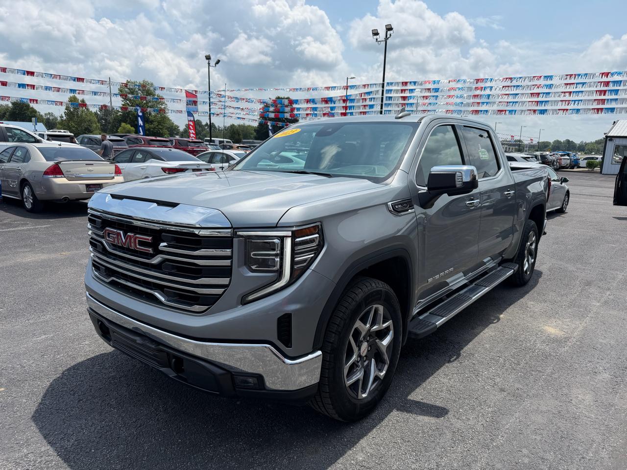 GMC Sierra 1500 4WD Crew Cab 147" SLT 2023