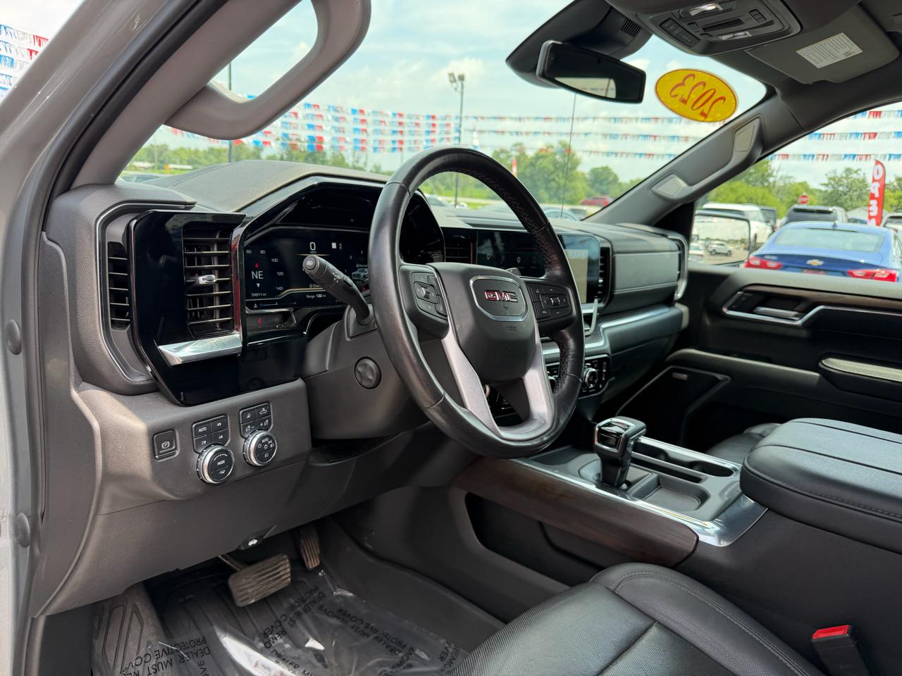 GMC Sierra 1500 4WD Crew Cab 147" SLT 2023