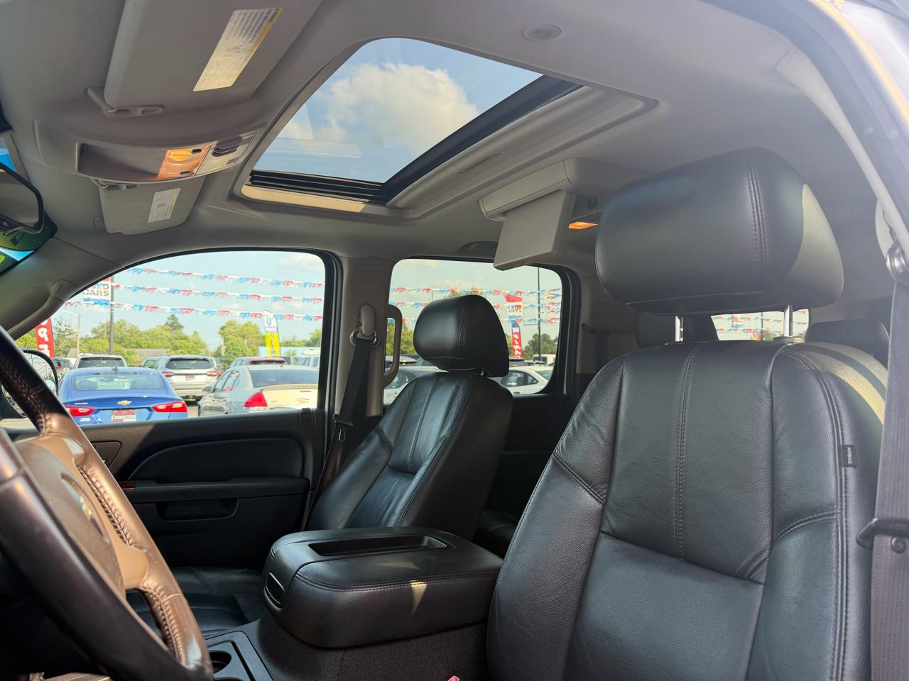 Chevrolet Suburban 4WD 4dr 1500 LT 2012