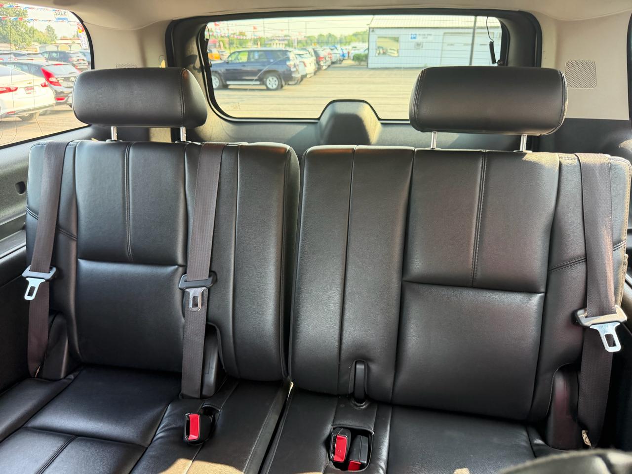 Chevrolet Suburban 4WD 4dr 1500 LT 2012