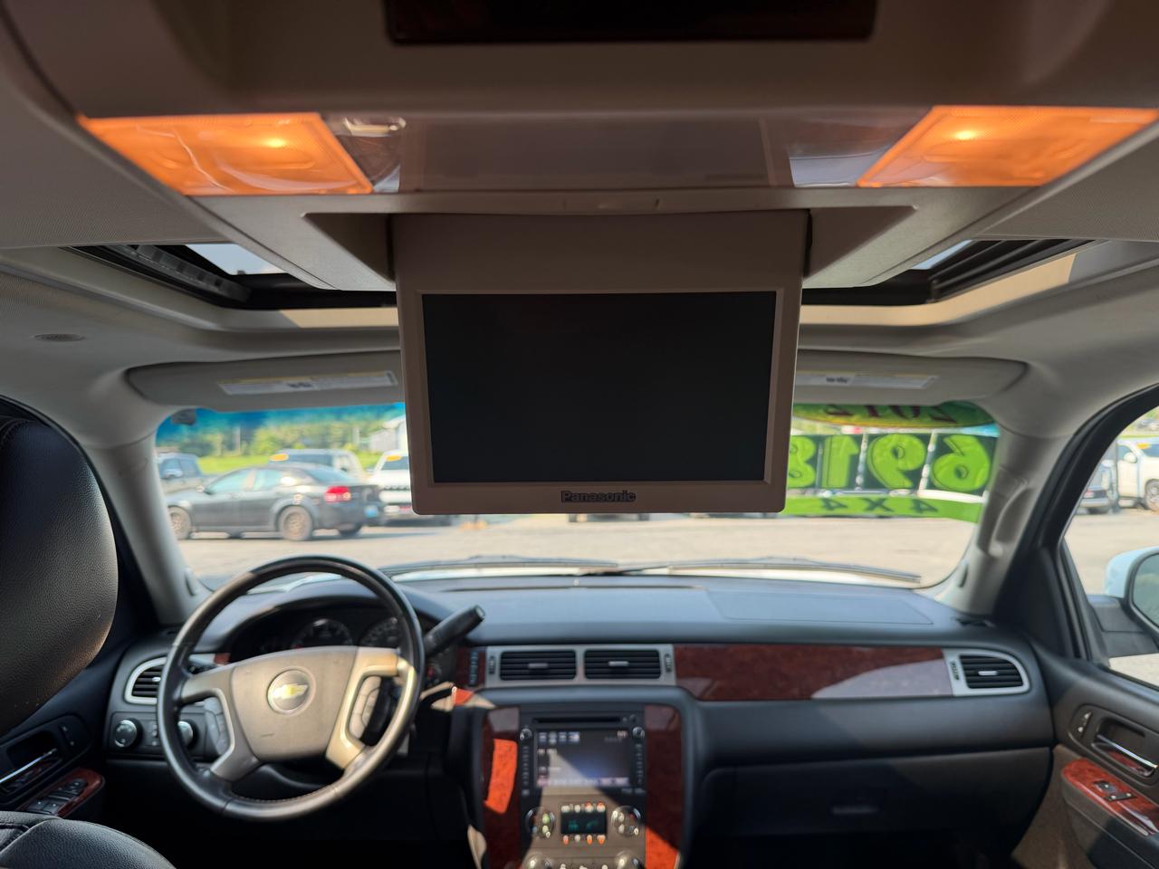 Chevrolet Suburban 4WD 4dr 1500 LT 2012