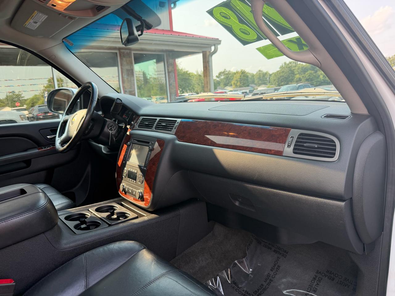 Chevrolet Suburban 4WD 4dr 1500 LT 2012