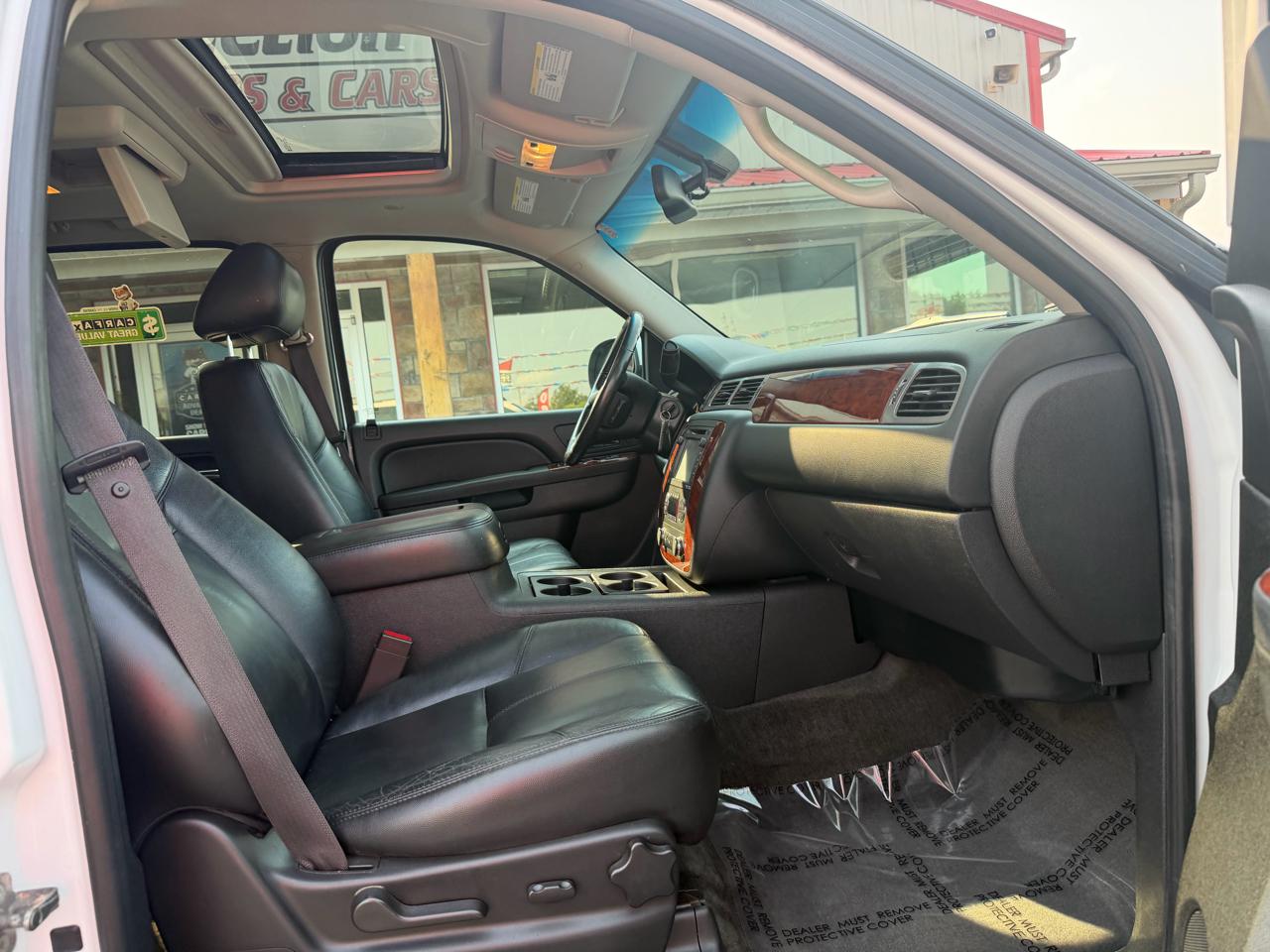 Chevrolet Suburban 4WD 4dr 1500 LT 2012