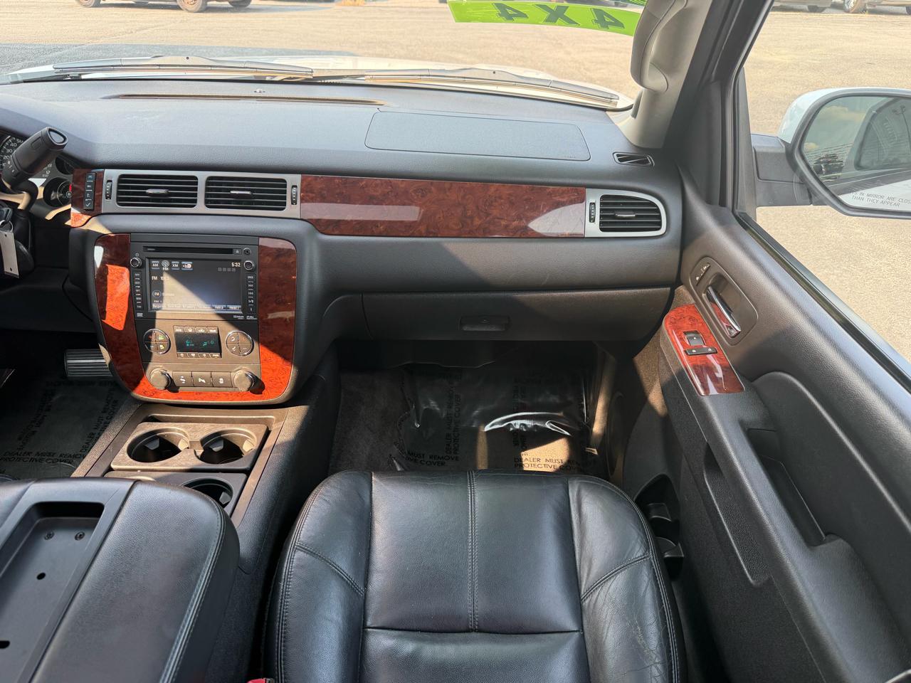 Chevrolet Suburban 4WD 4dr 1500 LT 2012