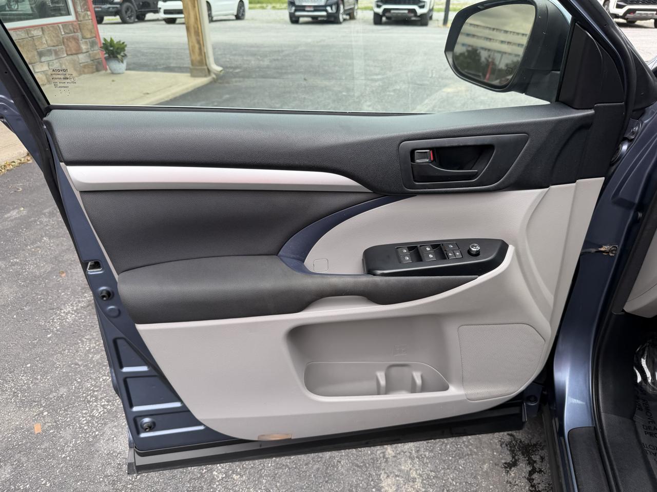 Toyota Highlander LE V6 AWD (Natl) 2017